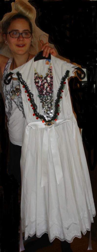 This is my last fashion projekt. I embroidered this dress with pearls and took off the sleeves./ Das ist das letzte Projekt, an dem ich gearbeit habe . Ich habe  dieses Kleid mit Perlen bestickt und die Arme abgenommen.